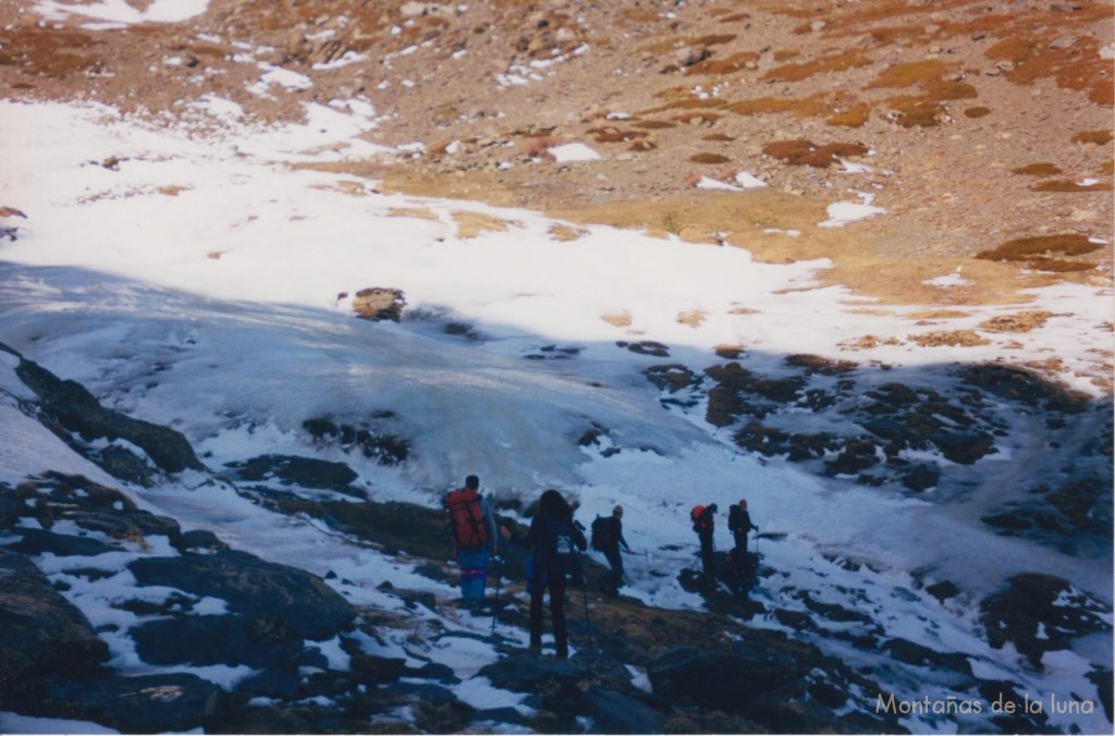Cruzando el congelado lecho del Río Alhorí